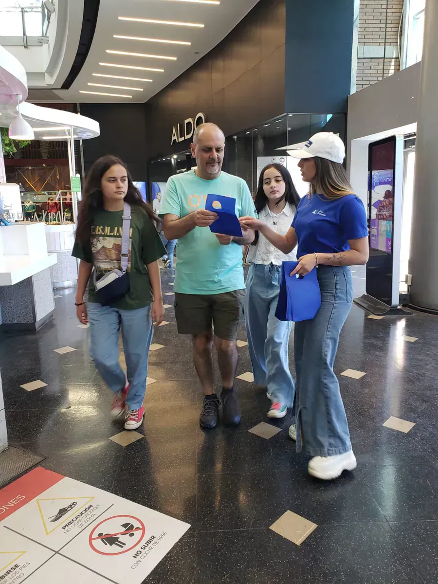 Promotoras en una activación de marca en un local comercial