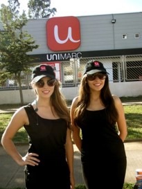 Activación de marca con promotoras en feria de exposiciones