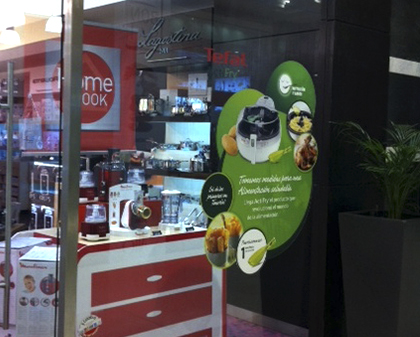 Instalación de material POP en góndola de supermercado por Tradercom